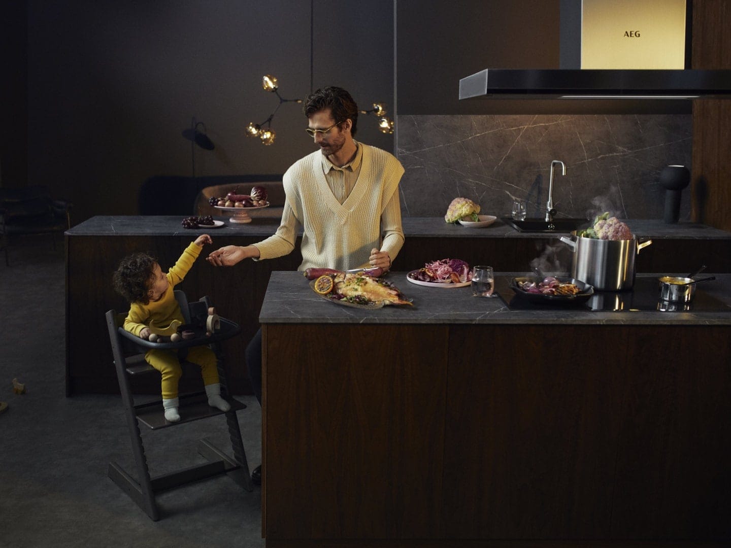 Vater und Sohn essen in der Küche
