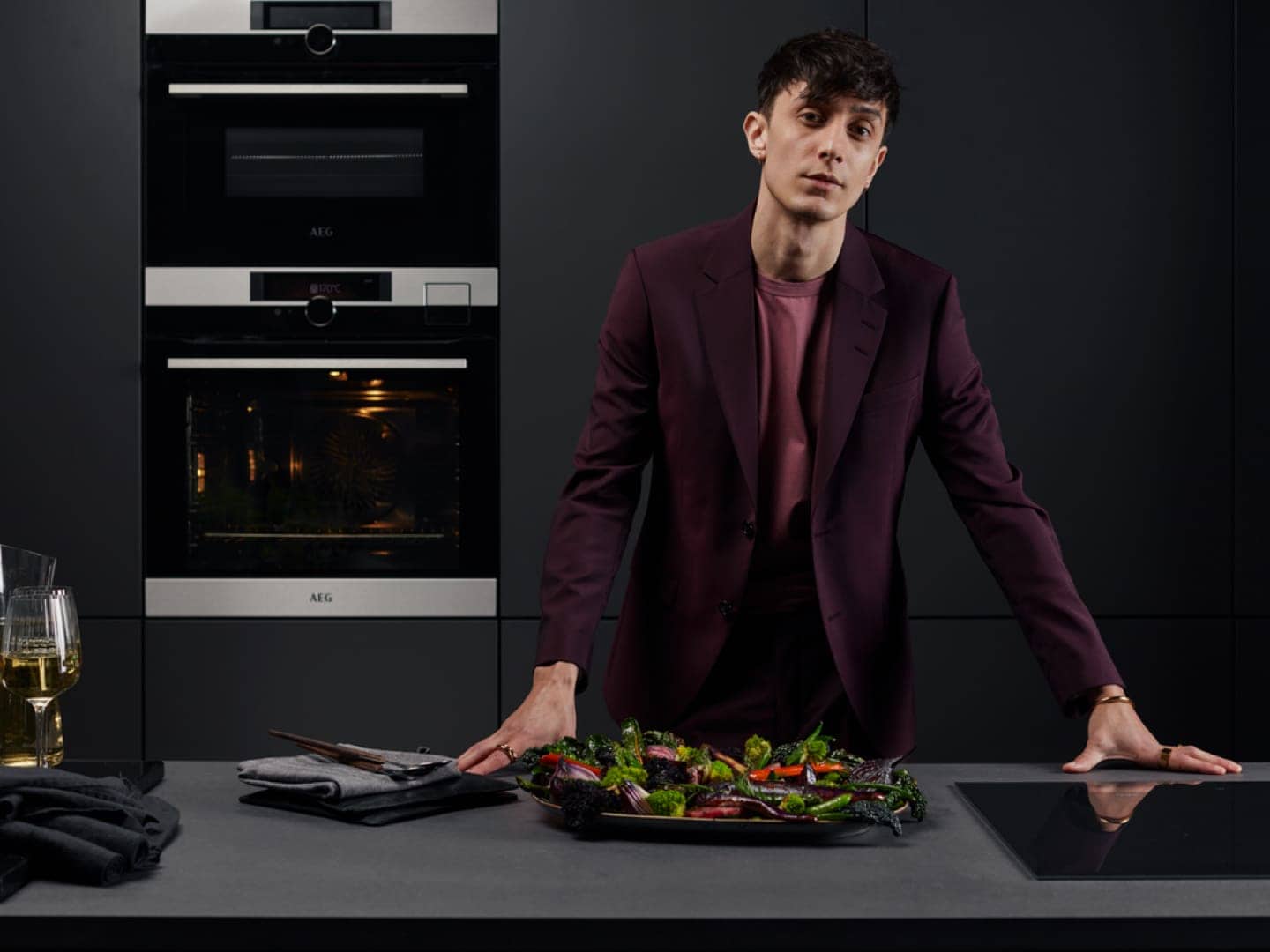 Mann, der neben einem Backofen steht