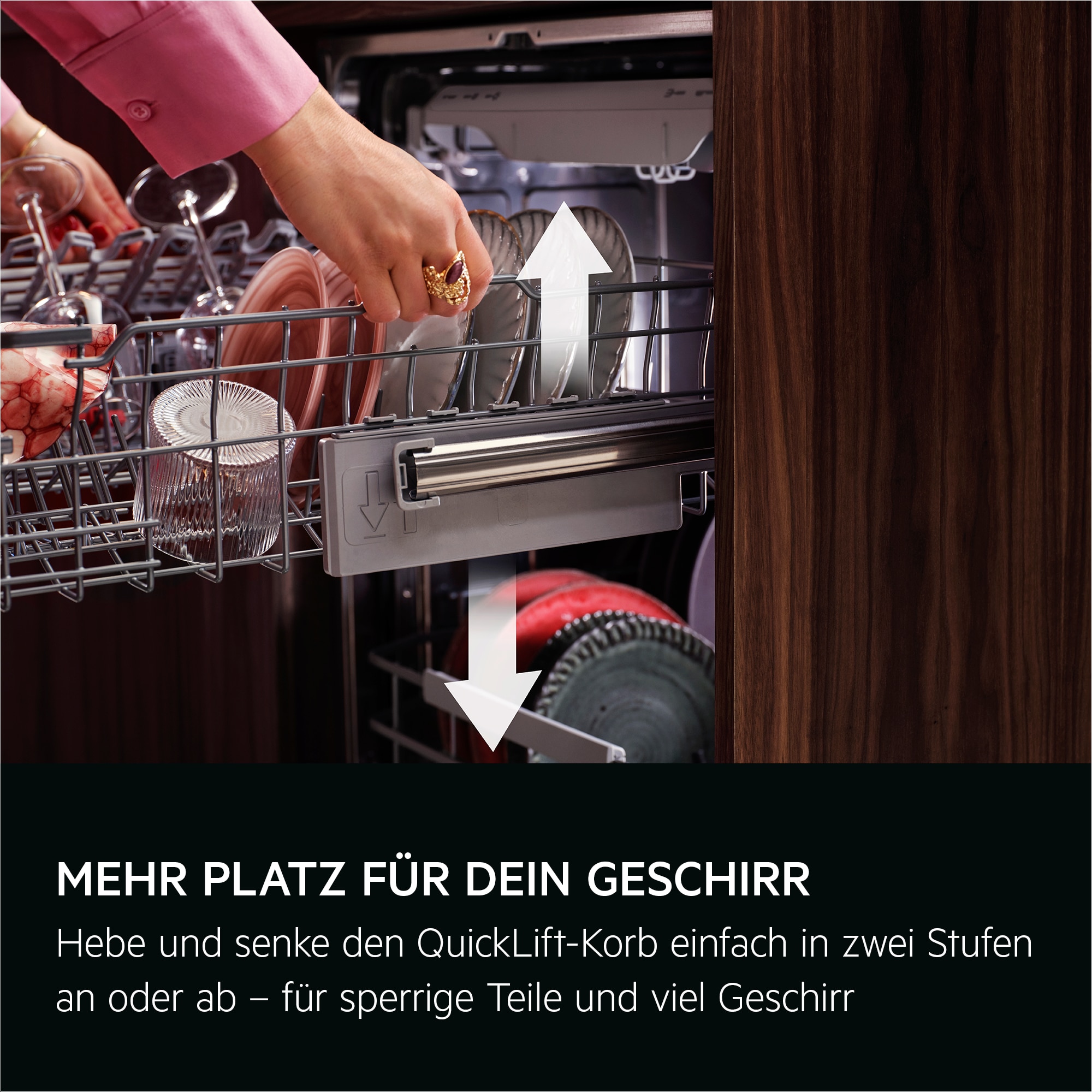 MEHR PLATZ FÜR DEIN GESCHIRR. Hebe und senke den QuickLift-Korb einfach in zwei Stufen an oder ab – für sperrige Teile und viel Geschirr.