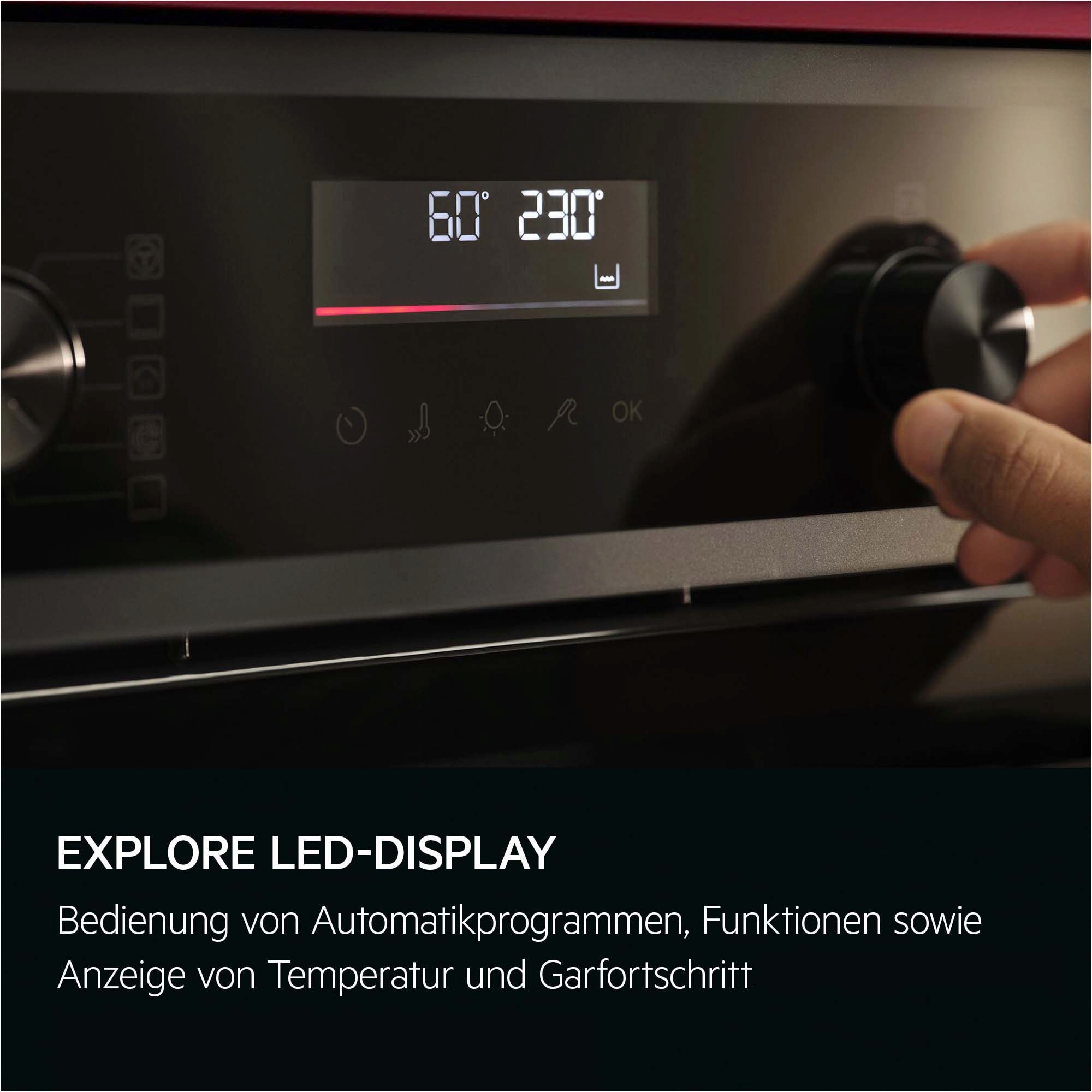 Hand dreht Bedienknopf am AEG-Backofen mit LED-Display, Anzeige 60 Minuten und 230 °C.