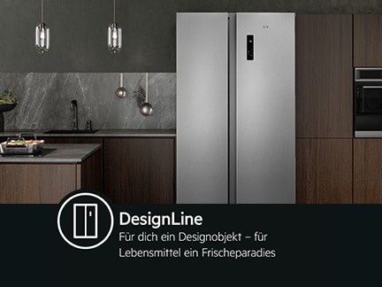 Moderner freistehender Kühlschrank in stilvoller Küche.