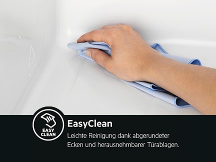 Hand wischt glatte Kühlschrankinnenfläche mit Tuch sauber.